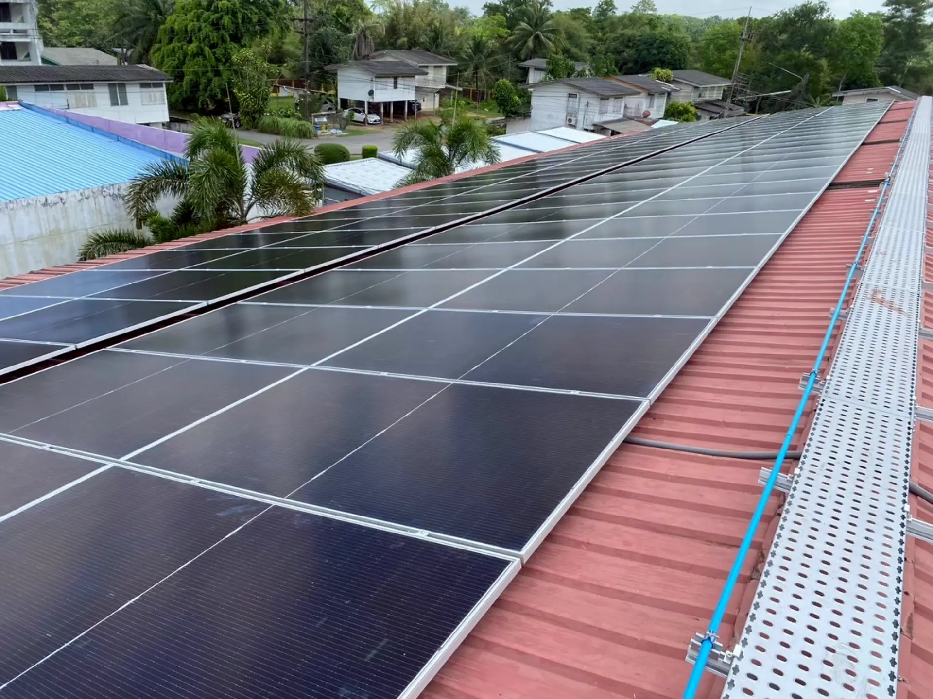ผลงานติดตั้งโซลาร์เซลล์บนหลังคาโรงพยาบาลลำทับของ SystemPlus Solar